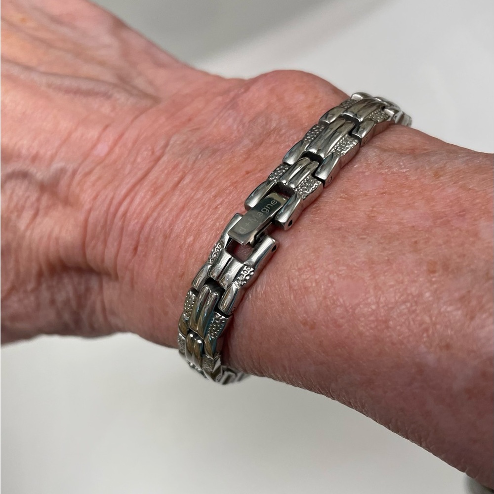Pretty bracelet-no flaws easy clasp